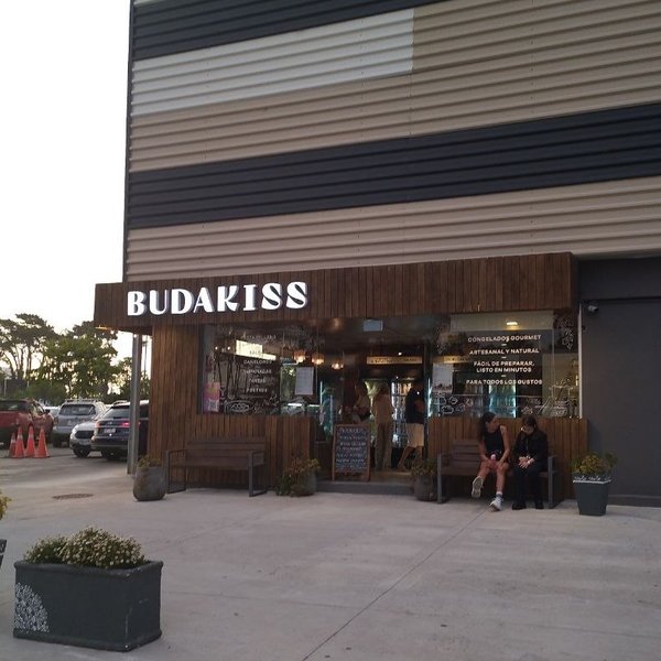 Local Budakiss en Punta Shopping